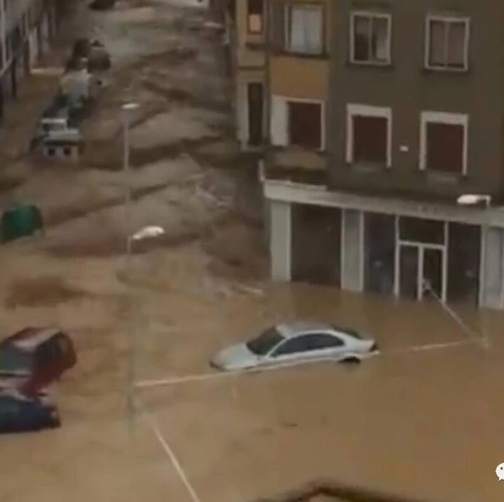 【欧浪网】景象如末日  北方遭遇超强暴雨 小镇被淹没  已有一人死亡