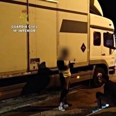 【欧浪网】特大犯罪团伙专门打劫货运卡车 32人已落网