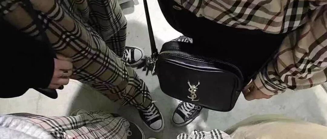 Buberry都要靠排队抢了，低至对折，你确定不入一件？！