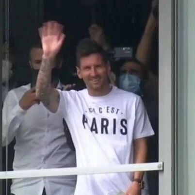 【欧浪网】梅西笃定加盟巴黎圣日尔曼 抵达巴黎受到球迷热烈欢迎