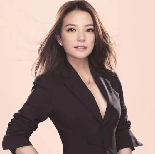 【欧浪网】赵薇遭封杀后被曝连夜跑路 已包专机飞往法国