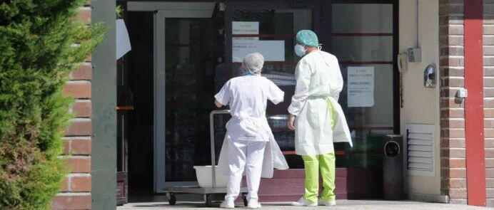 【欧浪网】西班牙疫情继续稳定  46%死亡集中在老人院  无证移民可以接种疫苗