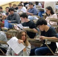 【欧浪网】大学奖学金不再依据成绩优异 而是依据经济需要提供