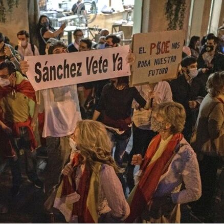 【欧浪网】马德里人敲铁锅抗议警报状态  要求政府下台