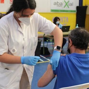 【欧浪网】西班牙继续为混合接种争辩  人民党要求接种辉瑞也要签同意书