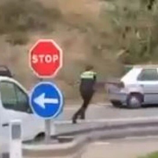 【欧浪网】加泰公路发生火爆追捕   警方对逃跑小车连开三枪