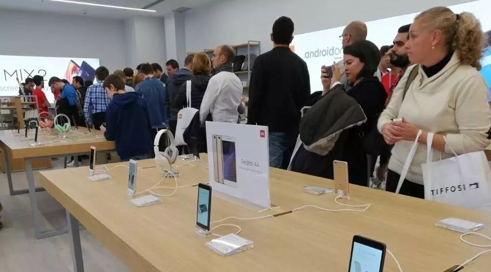 【欧浪网】今天两家小米手机店在马德里开张  有风靡西班牙之势