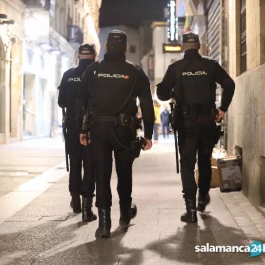 【欧浪网】中国男子喝酒醉在街头 试图“偷车”和袭击警方被逮捕