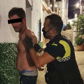 【欧浪网】不戴口罩进百元店遭华人店主拒绝 放火烧店被警方逮捕