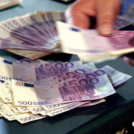 【欧浪网】两男子携带10万欧元假钞被判刑三年半