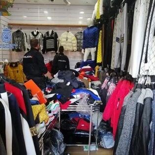 【欧浪网】警方在穆尔西亚逮捕一个卖冒牌货的摩洛哥男子