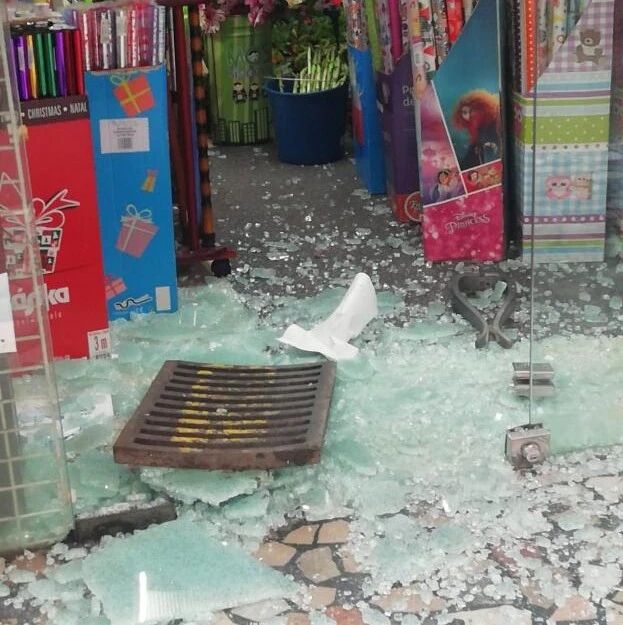 【欧浪网】西班牙小镇一个月五宗抢劫商店案  玻璃门被打得粉碎