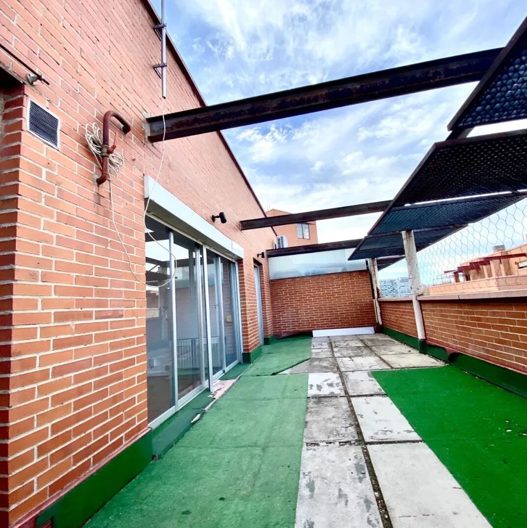 【独家房源】Usera地铁口 方正阁楼房可做三室 带大阳台 带电梯