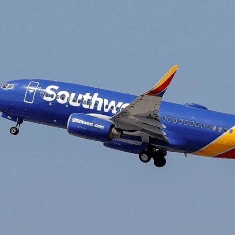 【欧浪网】恶劣！美国一男机长飞行期间在女副机长前脱衣服，还拿笔记本看色情片……