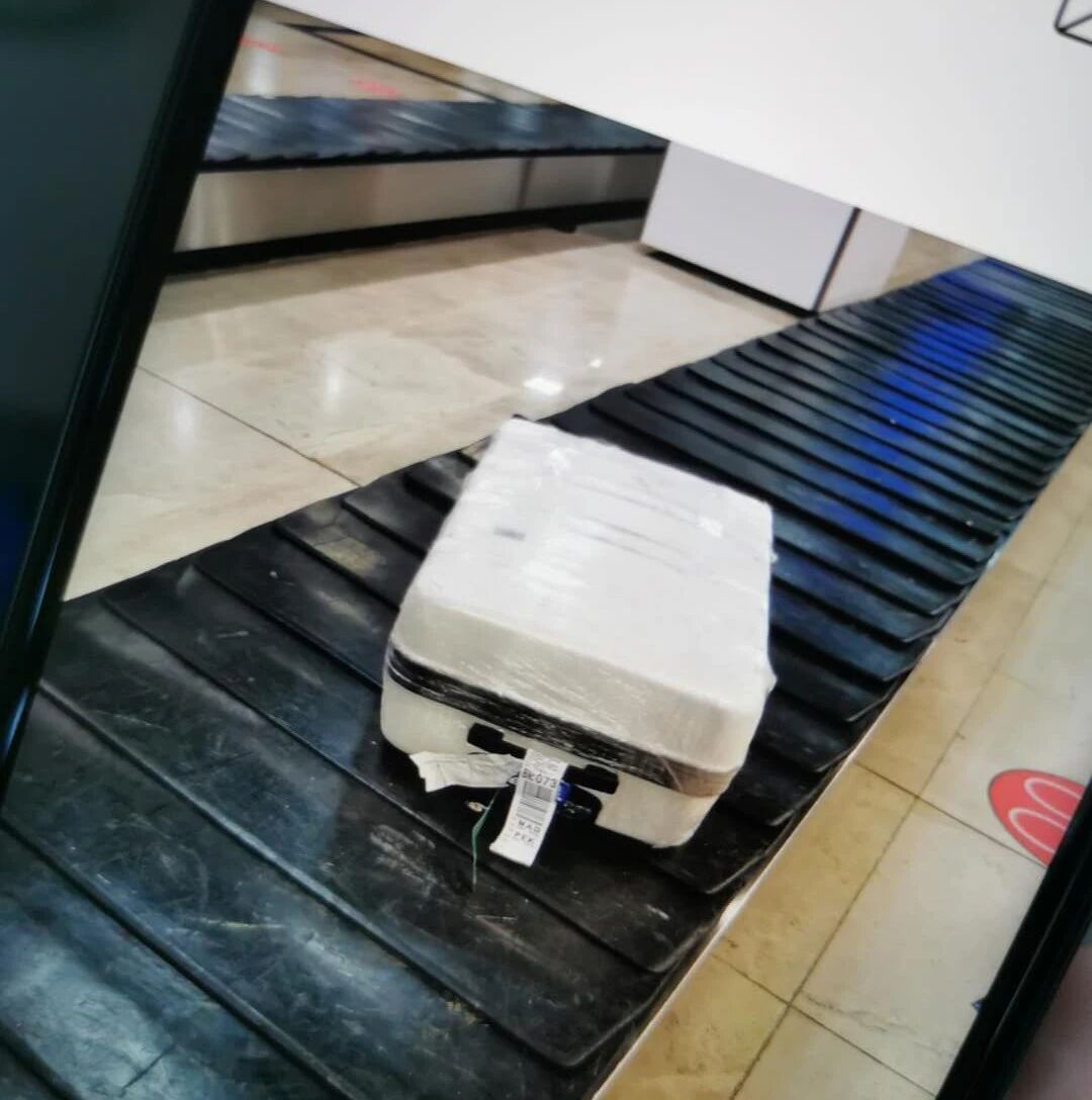 【欧浪网】谁拿错了行李箱？昨日北京飞马德里的航班  一妹子的白色箱子找不到了