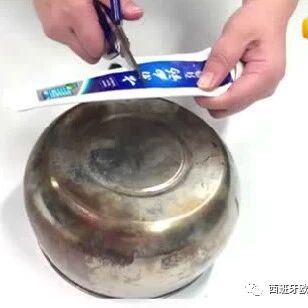 【欧浪实用】牙膏皮不要扔，剪一剪放厨房，解决家家户户困扰的问题！