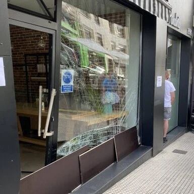【欧浪网】针对商店的抢劫泛滥  歹徒多数用井盖砸击商店玻璃门