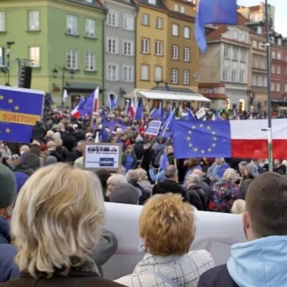 【欧浪】担忧脱欧 波兰超10万人举行游行 欧盟官员：如不处理好欧盟将会解体