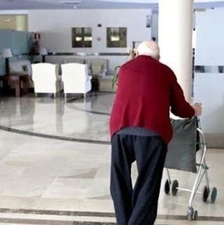 【欧浪网】西班牙85岁老人新冠“去世”后现身 其丈夫喜出望外