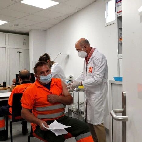 【欧浪网】疫苗挽救生命！西班牙疫情严重但疫苗让死亡率巨幅降低