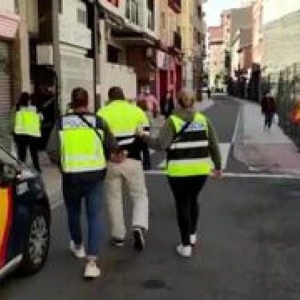 【欧浪网】打劫6家食品店和2家加油站的刑事惯犯被捕   法官宣布临时释放