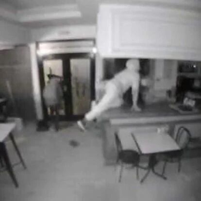 【欧浪网】谨慎！近期华人商店频频被大铁锥砸锁 破橱窗或汽车撞门