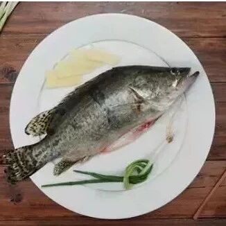 【欧浪实用】她在炖鱼时加了这个，美味得让邻居都点赞！居然没一点腥味