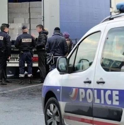 【欧浪网】39人死亡货车案：受害者尸骨未寒 新偷渡者已上路