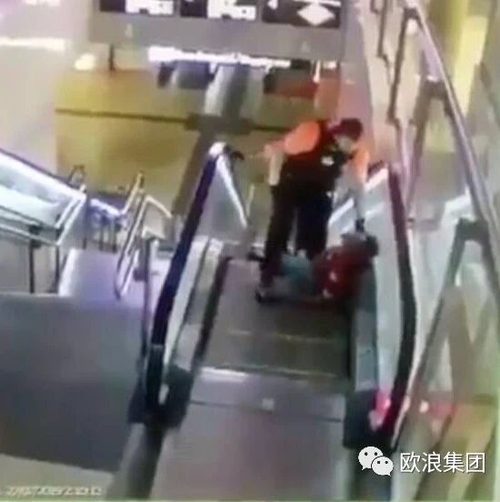 【欧浪网】地铁工作人员对一名黑人疯狂施暴 肆无忌惮种族歧视？