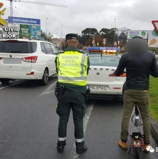 【欧浪网】新法令！电滑板踏板车等同于机动车 不可在街道两侧人行道上使用