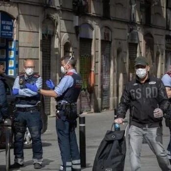 【欧浪网】当心钓鱼执法！便衣警察想罚款 假借用华人酒吧卫生间 ​