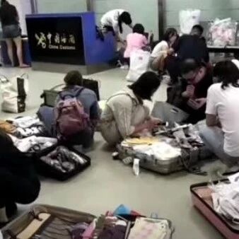 【欧浪网】浦东机场严查代购一航班查出一百多人，“人肉代购”以后凉凉？