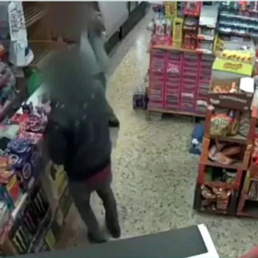 【欧浪网】手持斧头 异常暴力 抢劫华人商店劫匪被法官临时释放