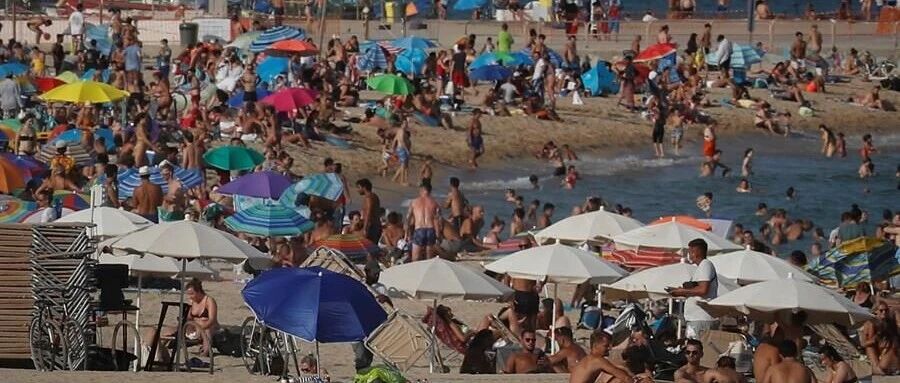 【欧浪网】西班牙重新迎接国际游轮  巴塞罗那沙滩人满为患  圣家族大教堂重新开门