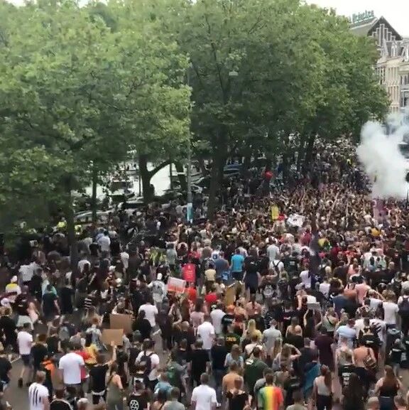 【欧浪网】场面震撼！一天之内全球多国爆发抗议 民众走上街头反对疫情封锁