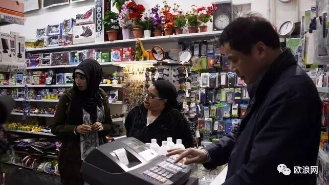 【欧浪网】巴塞百元店成了“强力胶瘾君子”的供货商