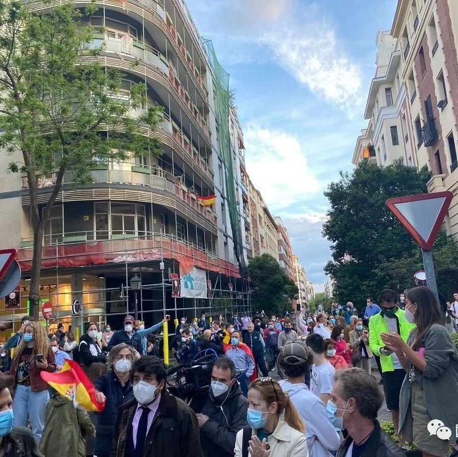【欧浪网】要一次性延期30天 马德里民众每天抗议政府危机措施