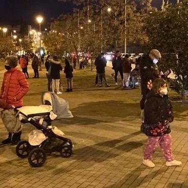 【欧浪网】地震恐慌夜！居民半夜走出街头  西班牙南部启动地震应急计划