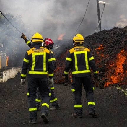 【欧浪】海岛火山有九个喷发口 会激活其他火山？熔流今晚入海，有海啸危险吗？