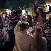 【欧浪】​西班牙为疫情改善欣喜若狂  夜晚街头大聚会将重新泛滥