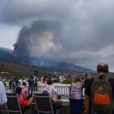 【欧浪】上万人到海岛欣赏火山！有人惊叹自然奇观  有人悲痛丧失家园