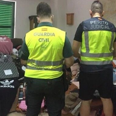 【欧浪网】警方在群岛收缴1600件非法产品  有12个非洲人和华人被拘捕