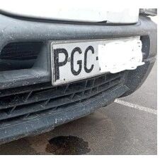 【欧浪网】西班牙交通宪兵公务车老掉牙  车身面板破到用钉书机钉住