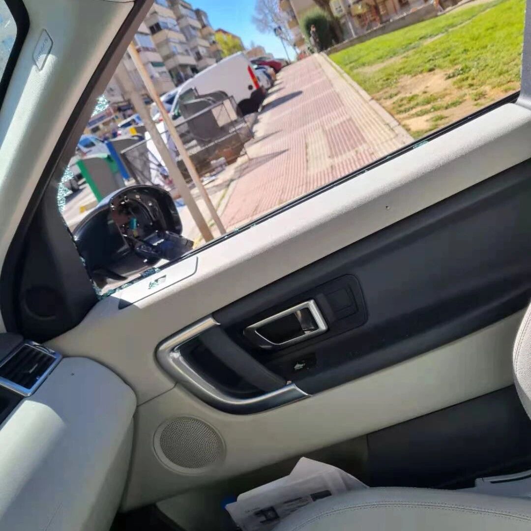 【欧浪网】盯准华人女司机下手！独自驾车出行被斧头敲碎窗