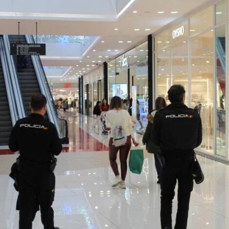 【欧浪网】“黑五”到来  马德里警方出巡繁荣中心阻止人员集中