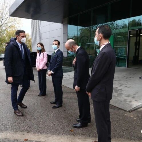 【欧浪网】首相造访马德里疫苗药厂   该药厂明年初大规模量产疫苗