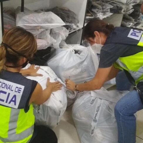 【欧浪网】警方收缴八百件侵权产品  13名华人被拘捕