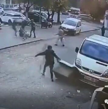 【欧浪网】治安状况堪忧！摩洛人开车到华人仓库批发区偷抢衣服！