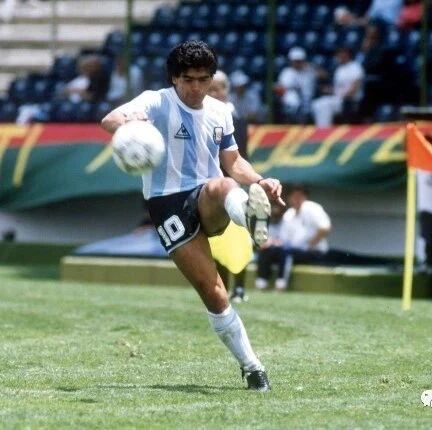 【欧浪网】西班牙一女足球员拒绝为马拉多纳默哀，背身坐在球场上