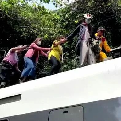 【欧浪网】台湾列车发生出轨事故：已致54死 年纪最小的仅6岁